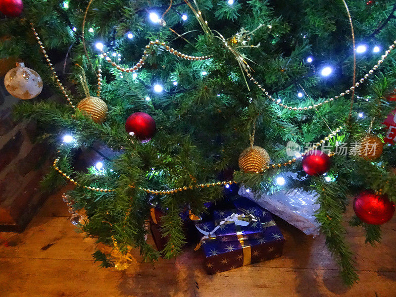 人造圣诞树，红色/金色的装饰品，小玩意，链条，包装好的礼物